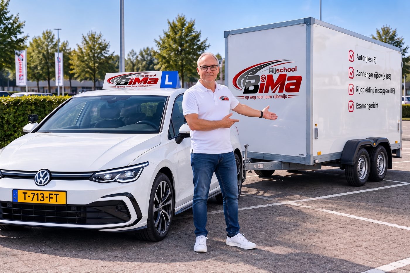 Mark bij de lesauto en aanhanger van Rijschool BiMa