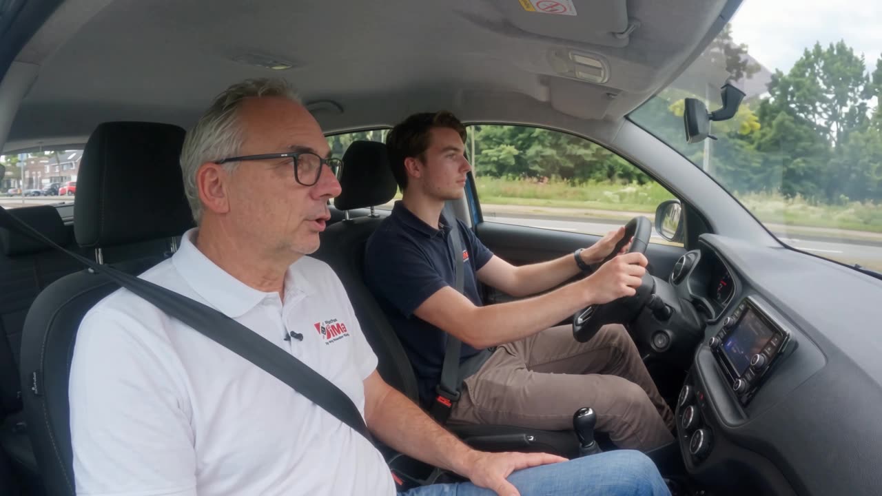 Leerling achter het stuur tijdens een rijles met Mark
